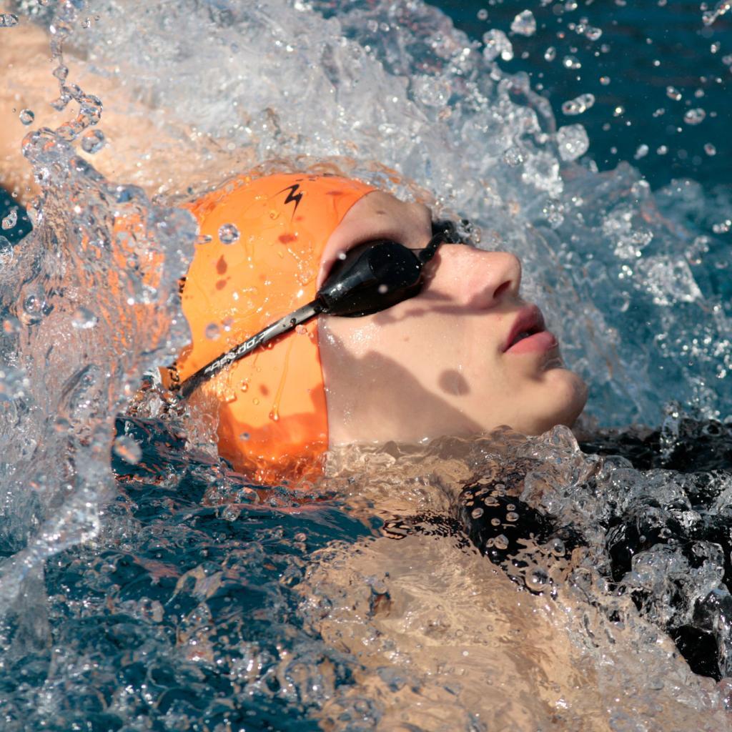 Rückenschwimmerin