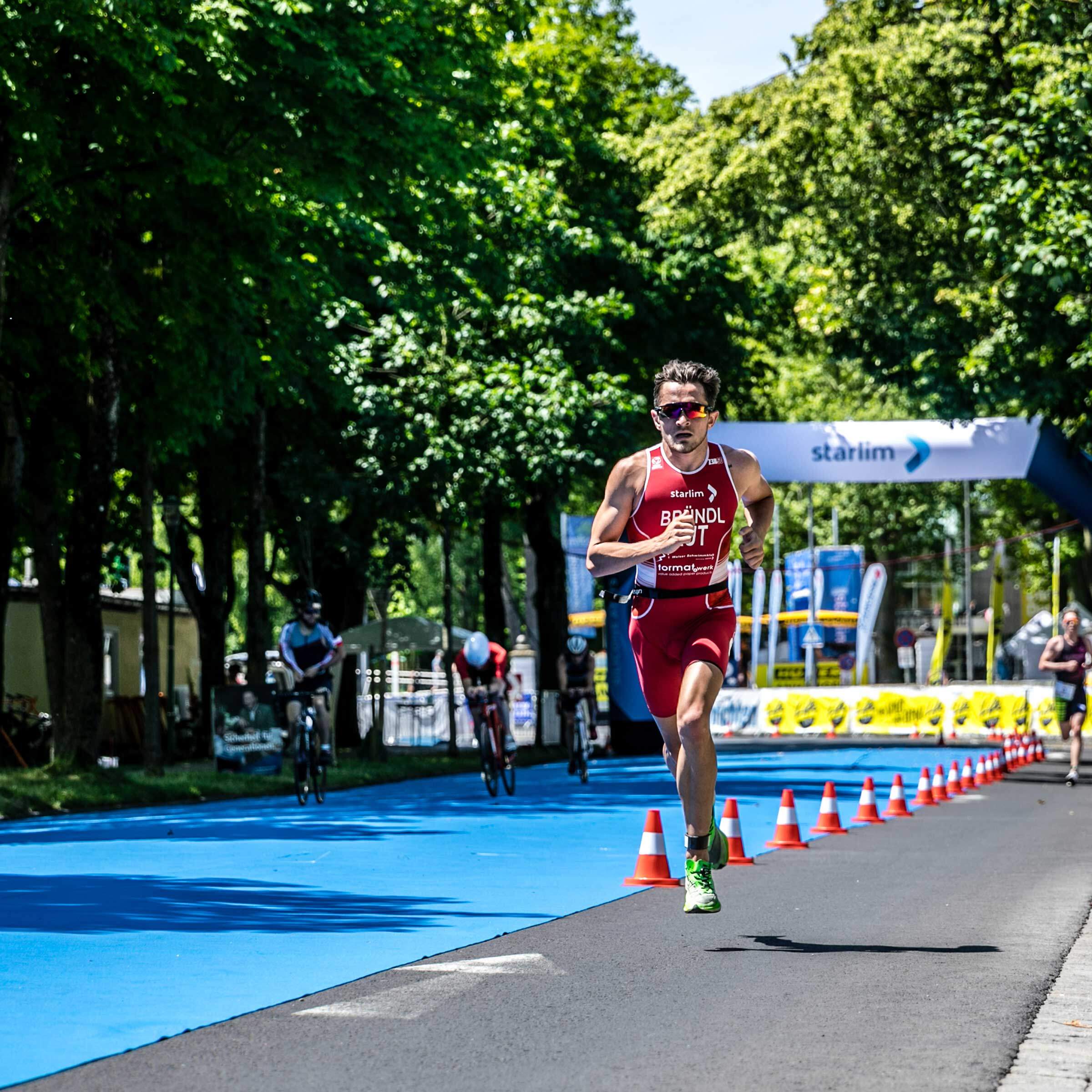 Triathlet läuft in Wels
