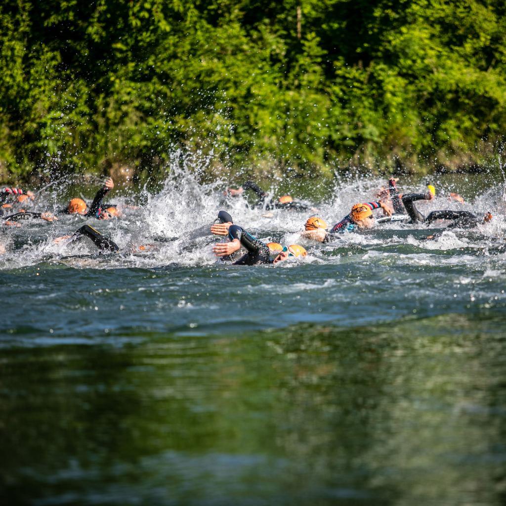 Massenschwimmen beim Wels Triathlon