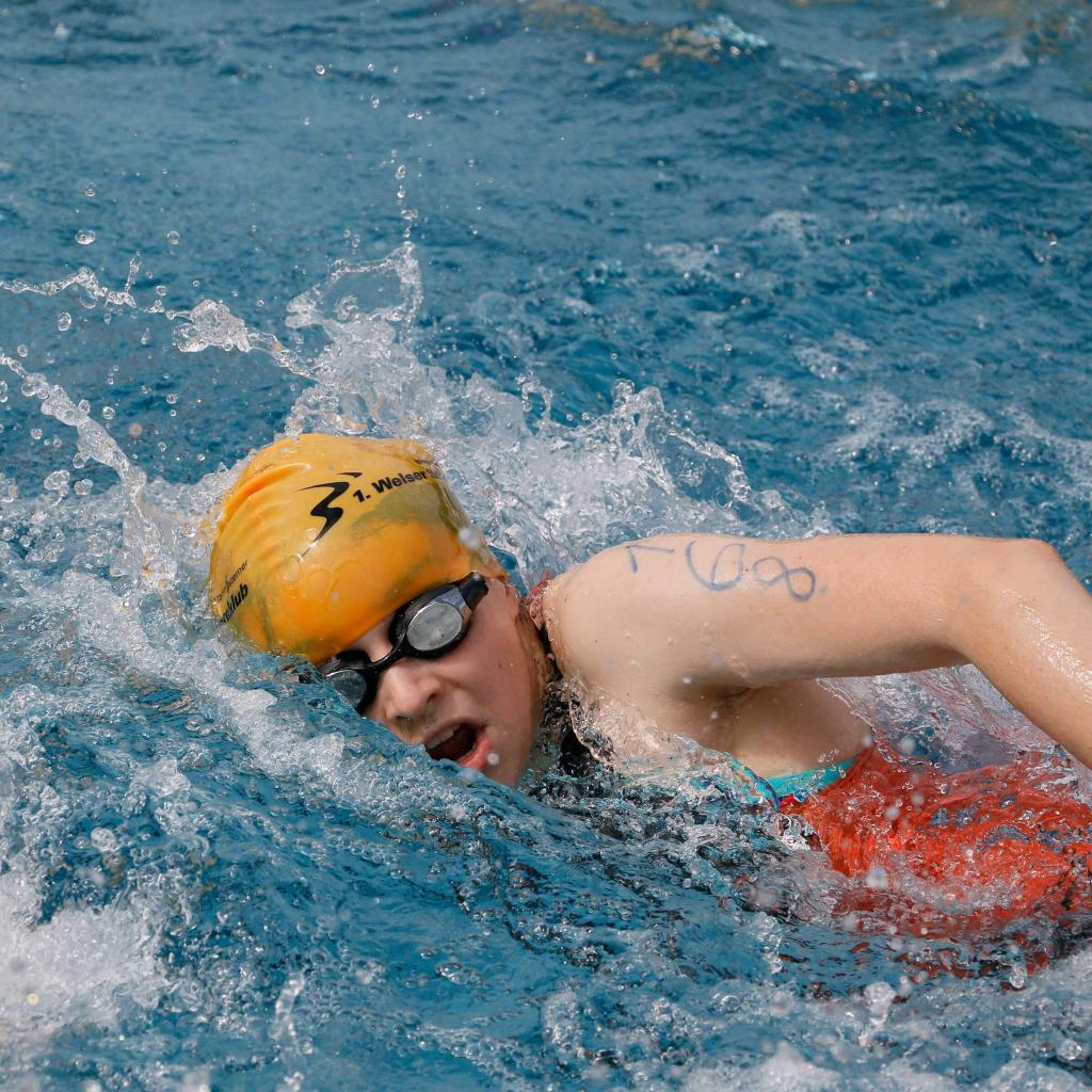 Schwimmerin bei einem Aquathlon