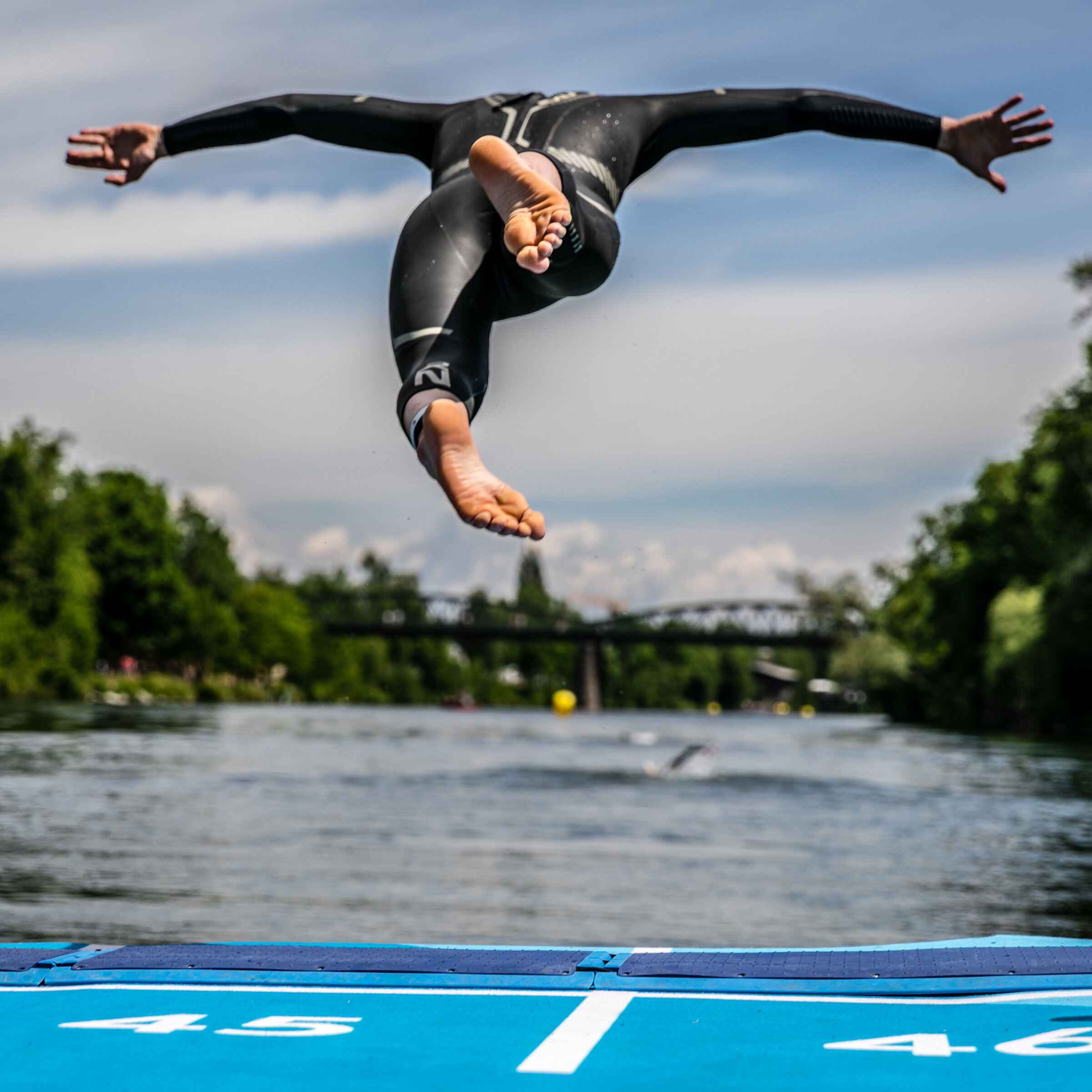 Triathlet springt in Wels in die Traun