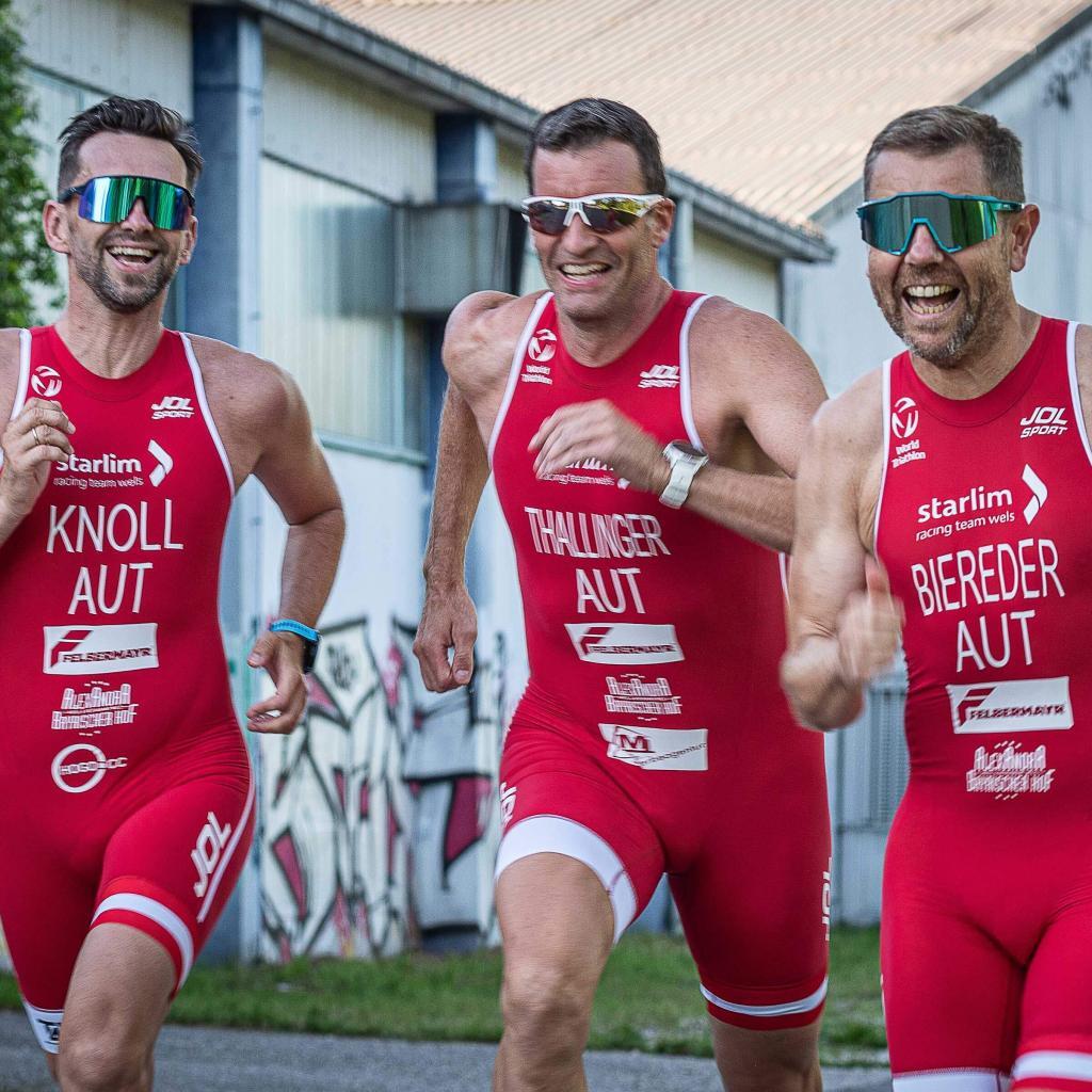 Drei Triathleten laufen