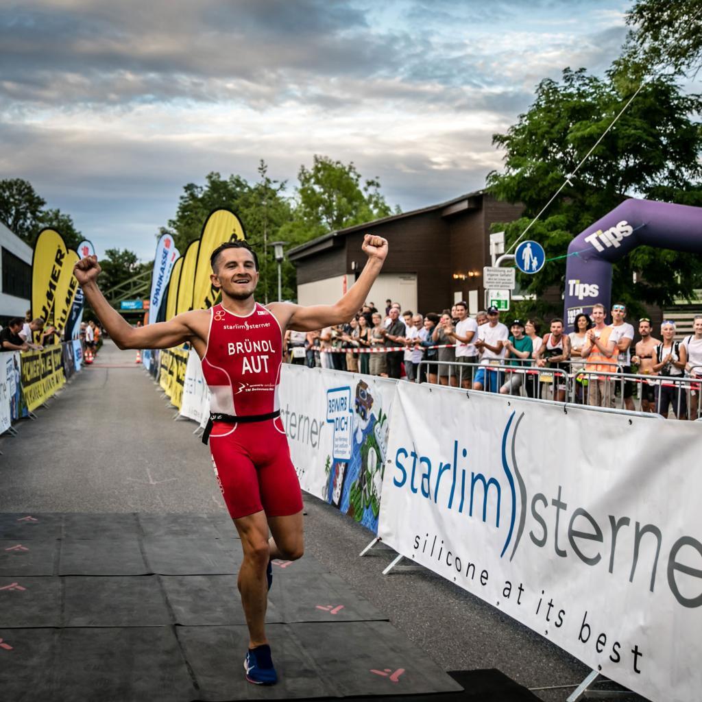 Triathlet läuft ins Ziel