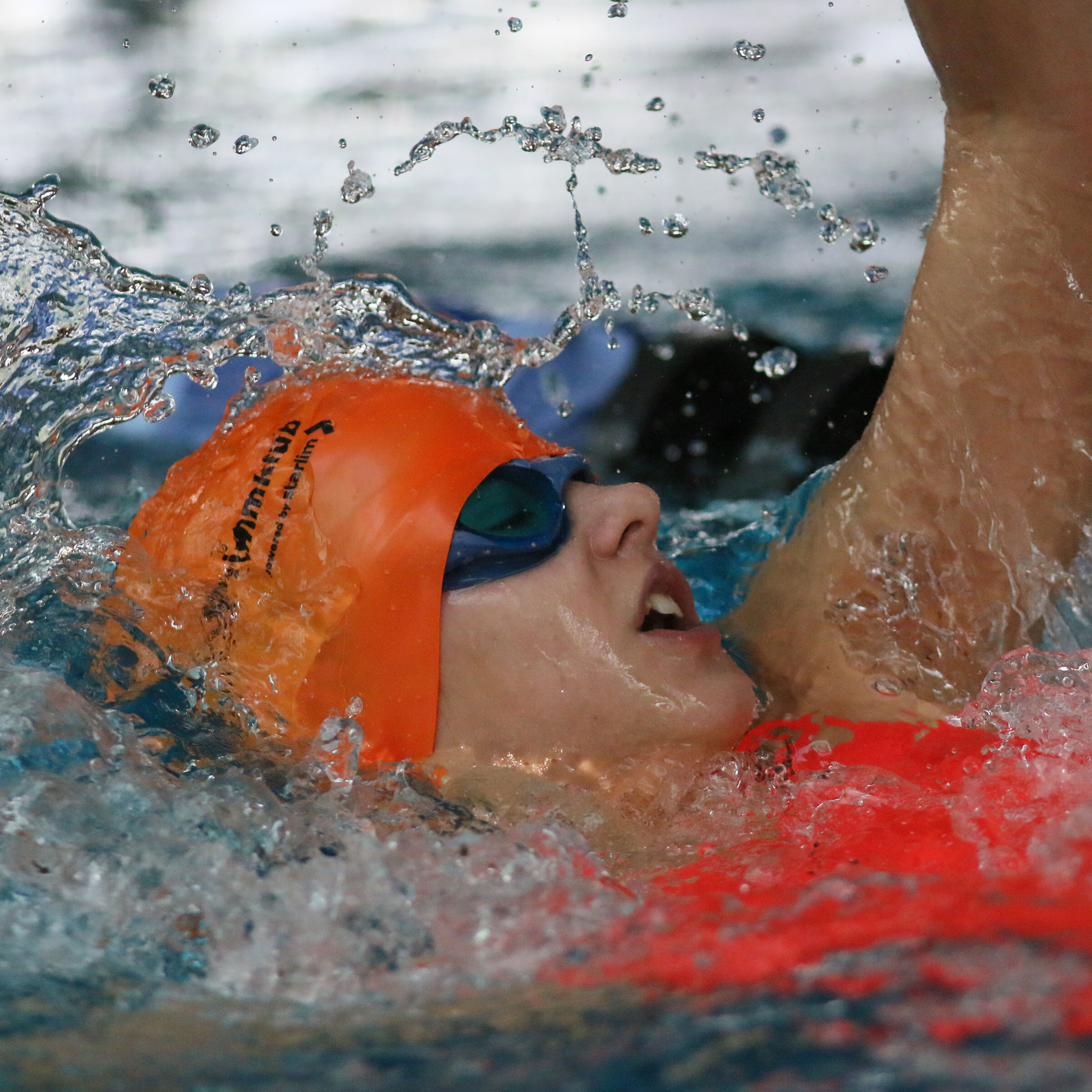 Valerie Achleithner beim Rücken schwimmen