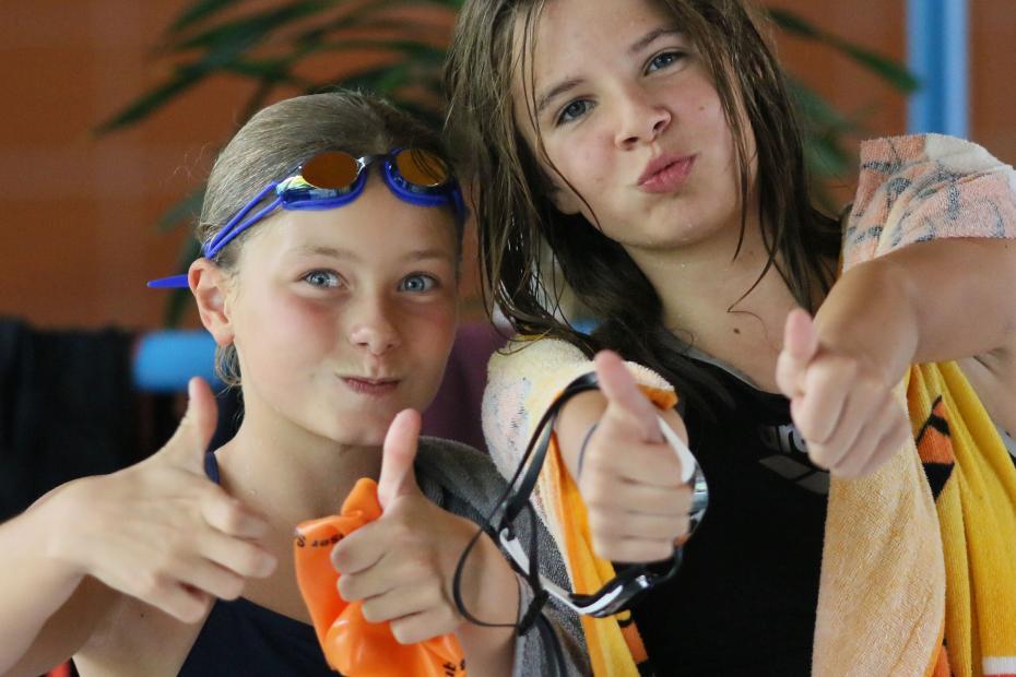 Lena und Anna mit Daumen hoch