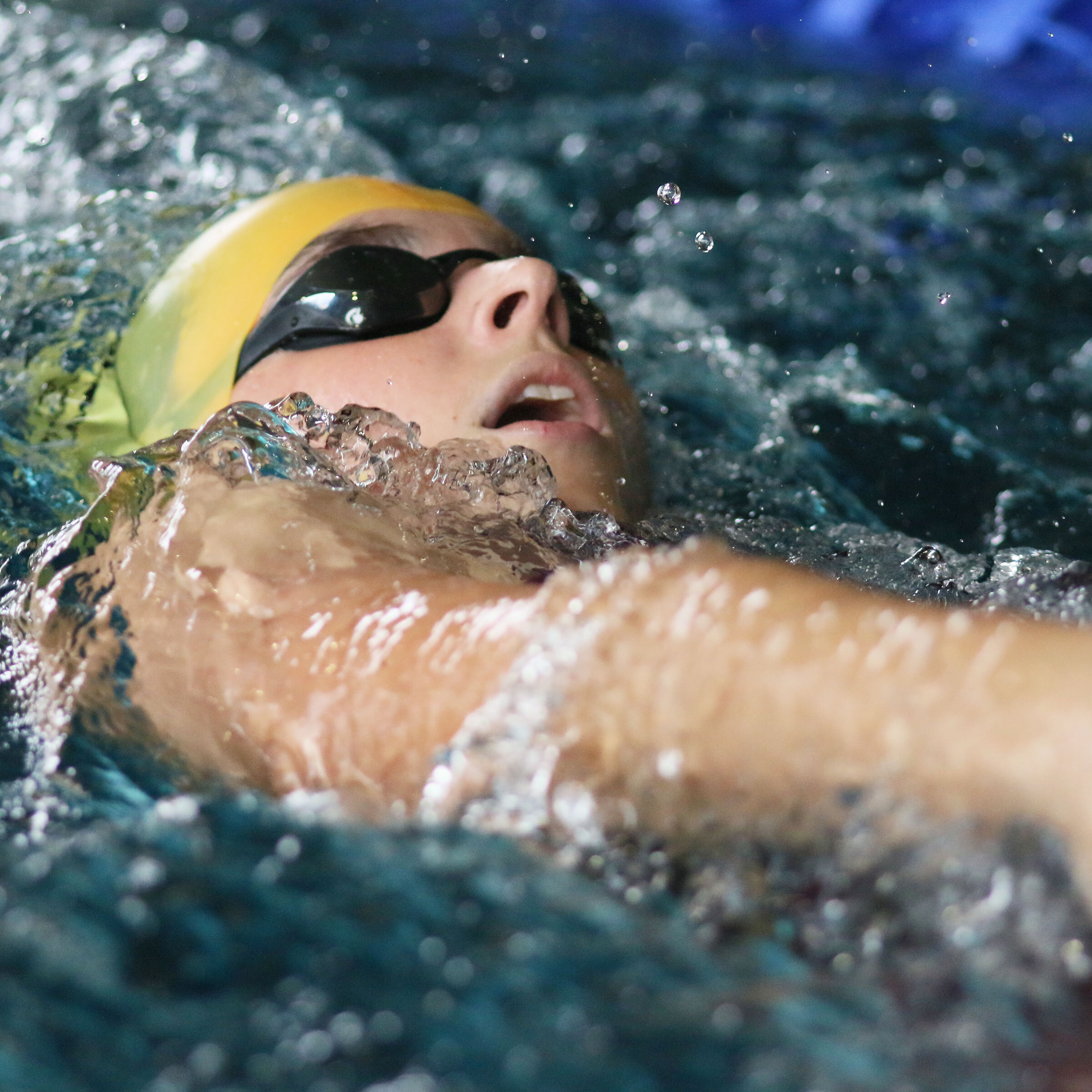 Katarina Jakovljevic beim Rücken schwimmen