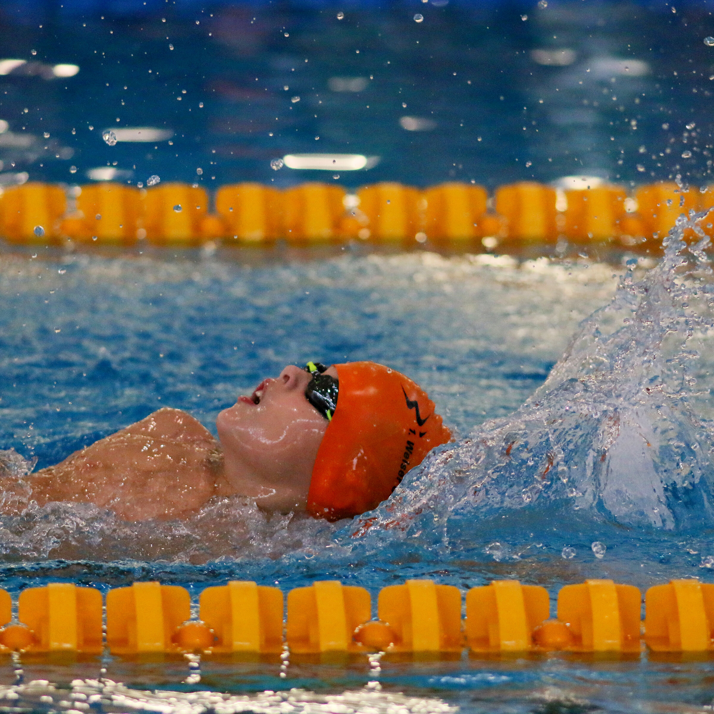 Rückenschwimmer schwimmt Bestzeiten