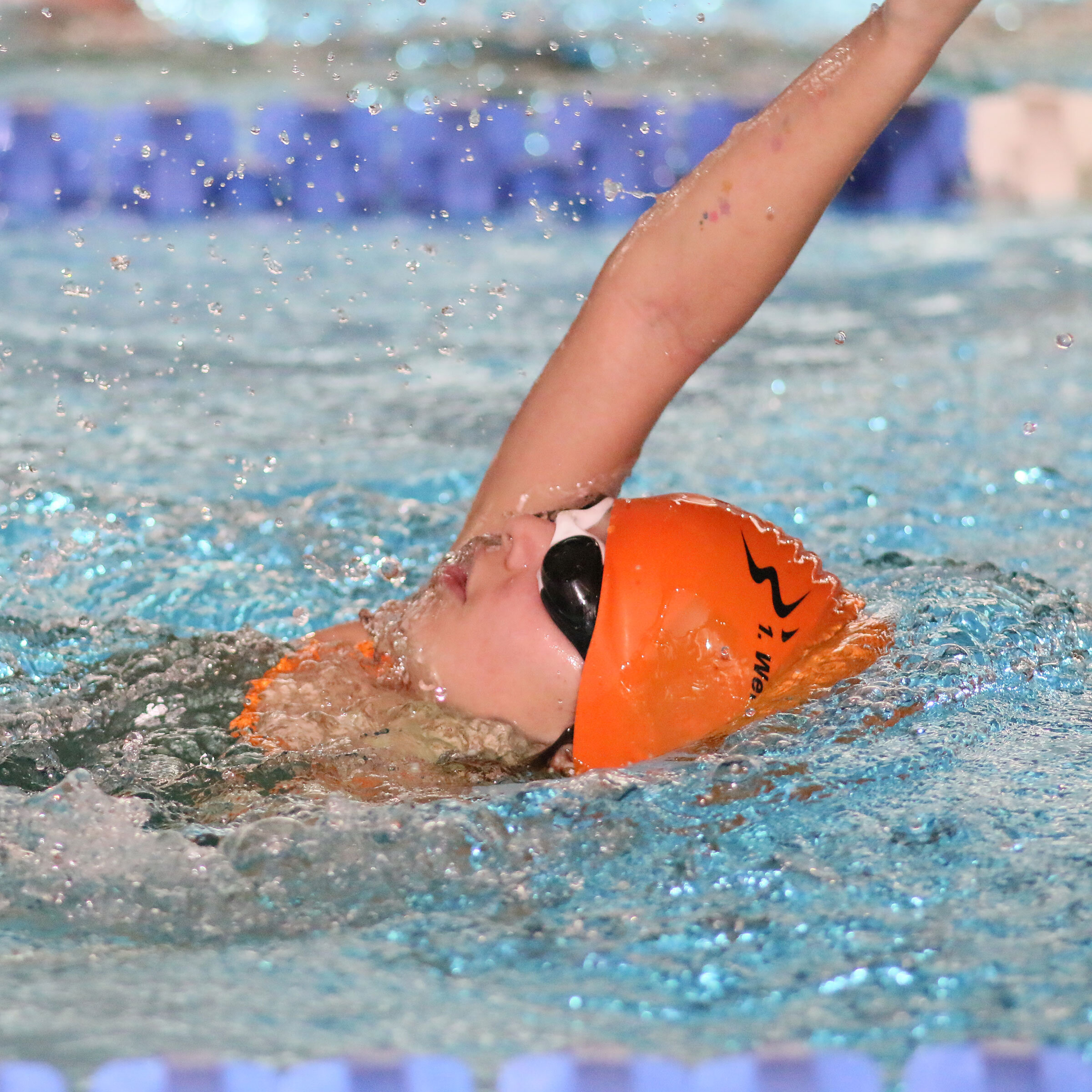 Anja Jakovljevic schwimmt Rücken