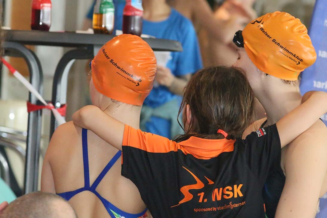 Sportlerinnen umarmen sich