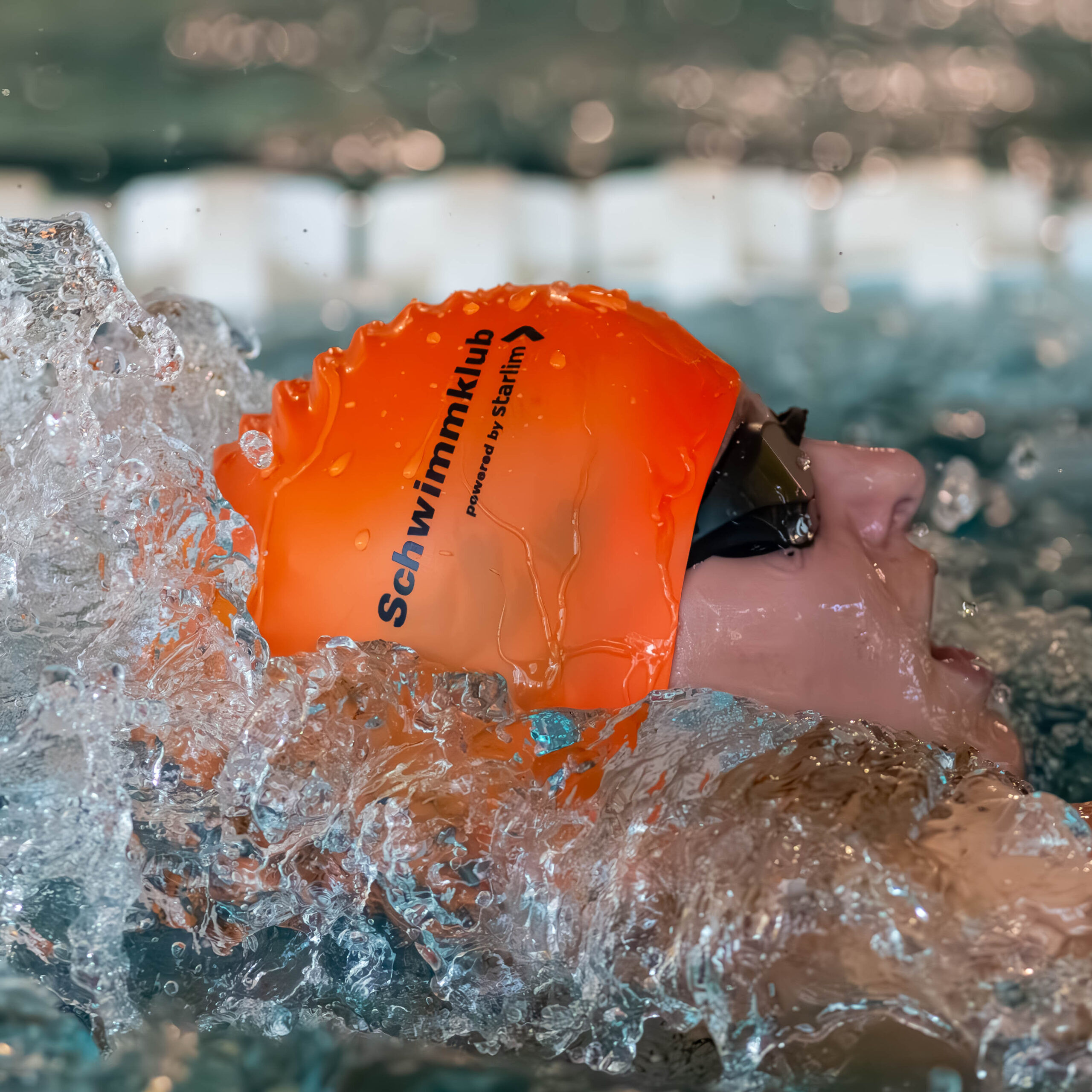 Portraitaufnahme einer Rückenschwimmerin