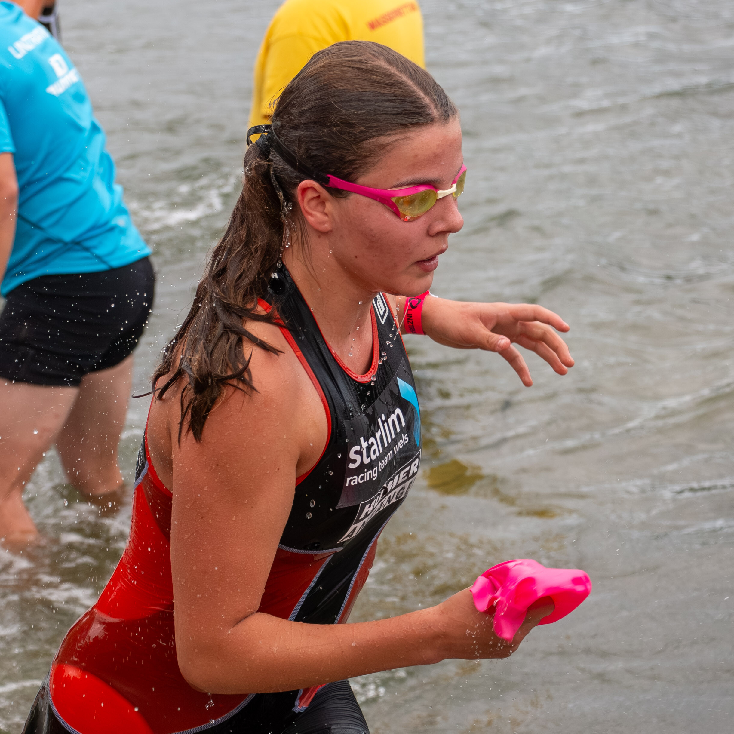 Triathletin beim Schwimmausstieg
