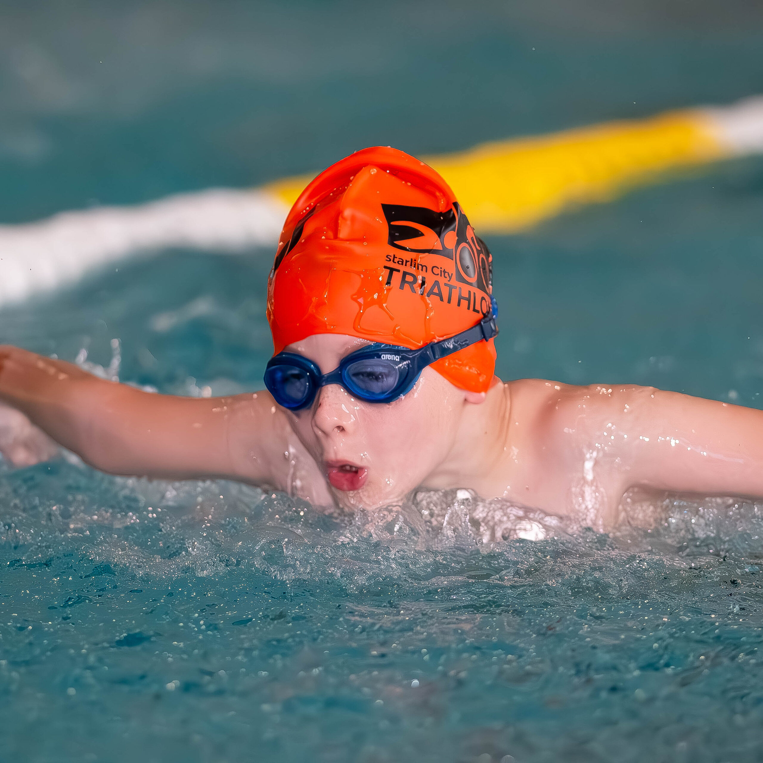 Kind schwimmt Schmetterling