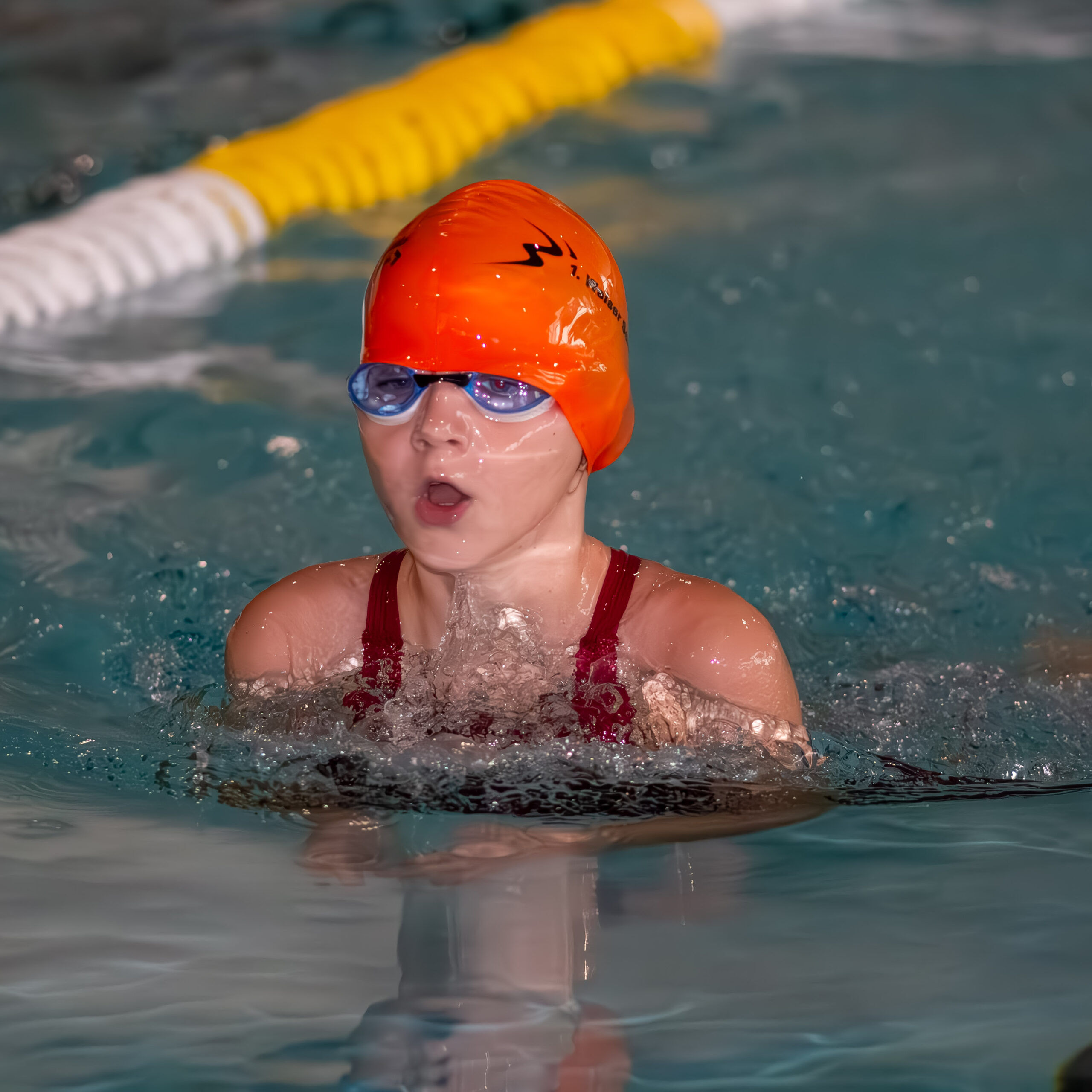 Nachwuchsschwimmerin schwimmt Brust