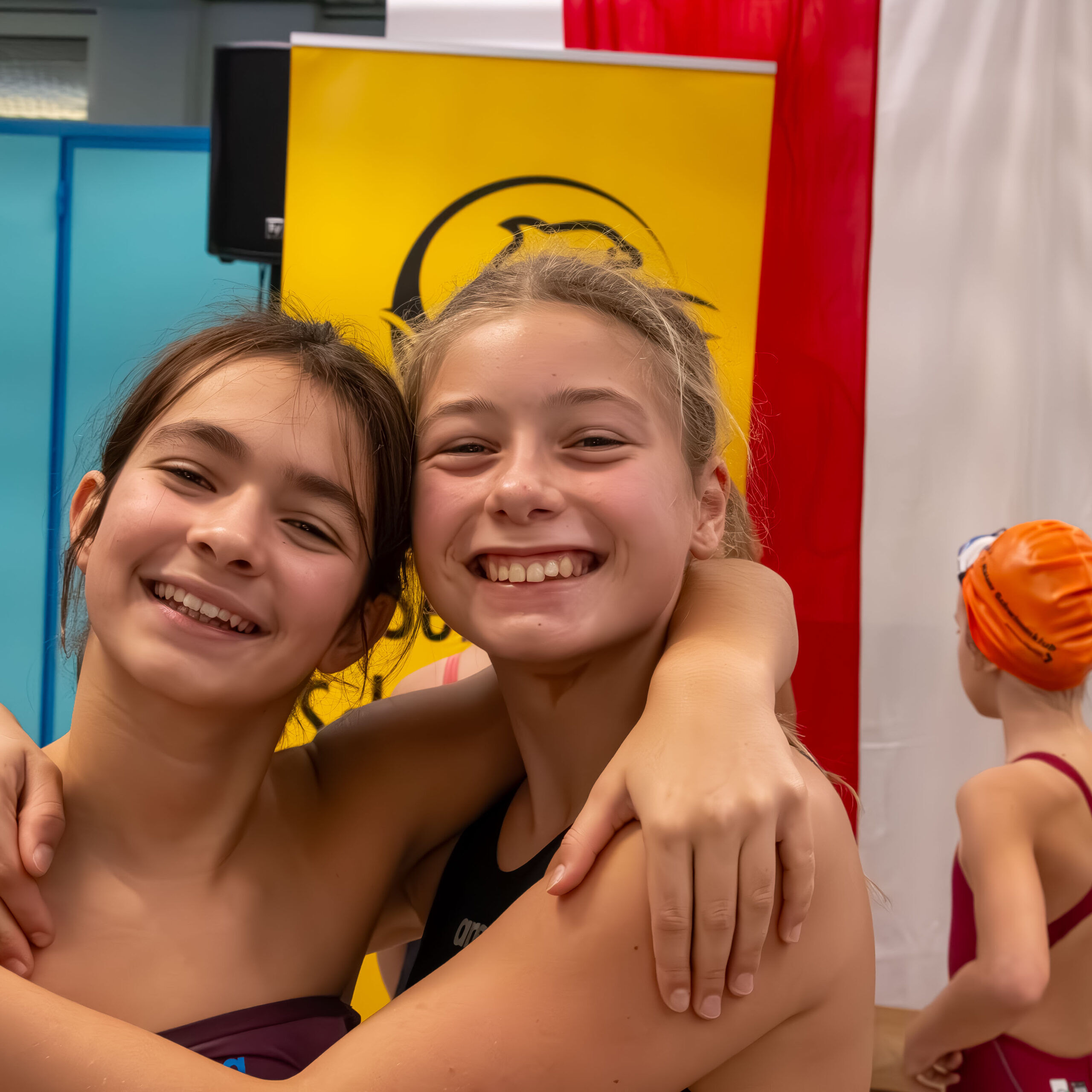 Zwei Jugendliche lachen in die Kamera