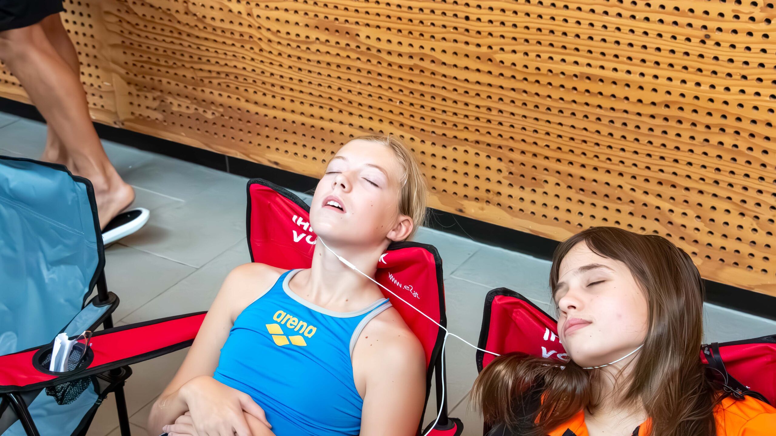 Zwei erschöpfte Schwimmerinnen rasten sich aus