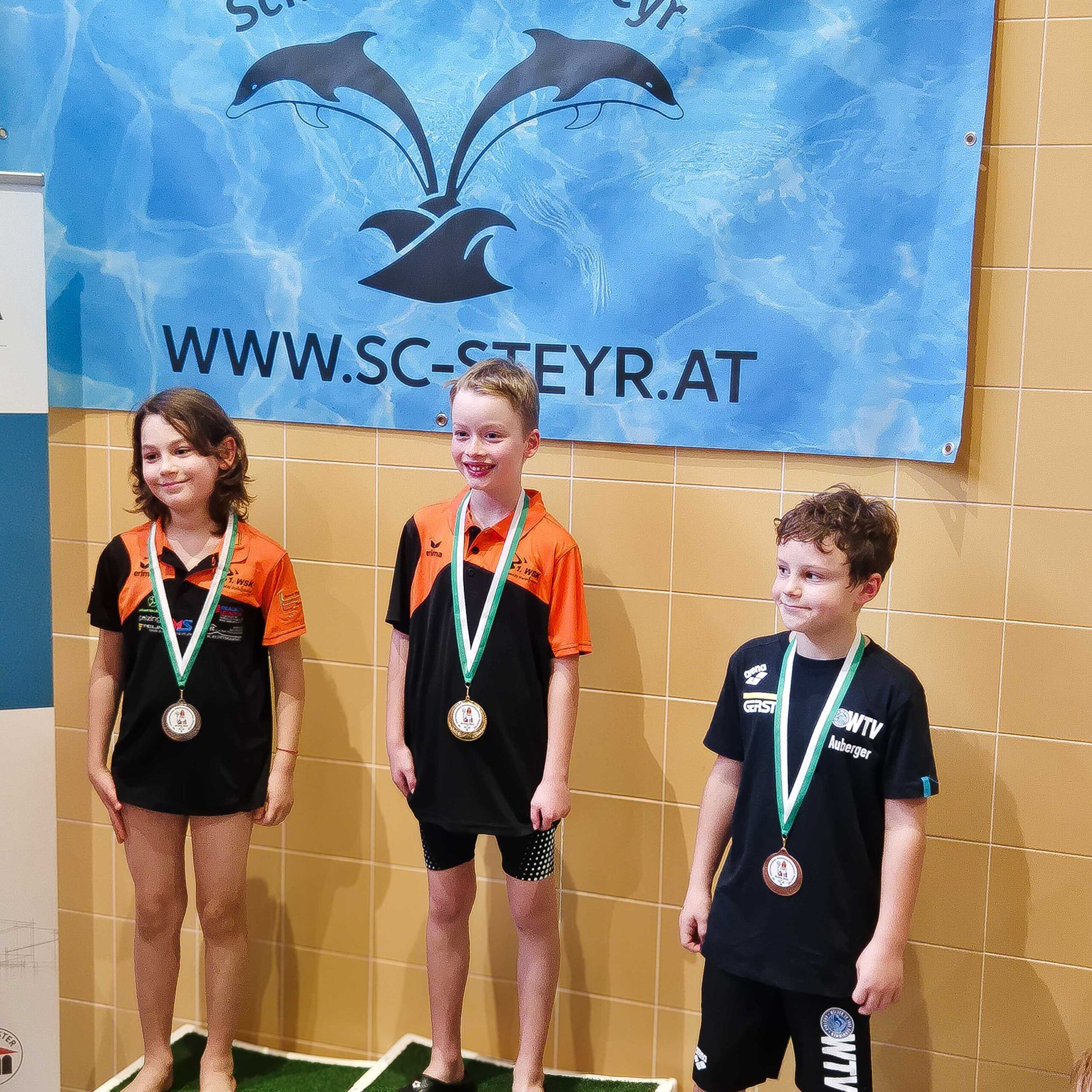 Zwei Nachwuchsschwimmer des 1. Welser Schwimmklubs bei der Siegerehrung